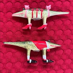 Department 56 Retired Alligator salt and pepper